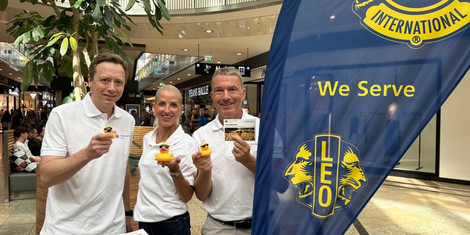 cropped-1789634231-entenrennen-augsburg_lions-verkaufen-adoptionsscheine-in-der-city-galerie