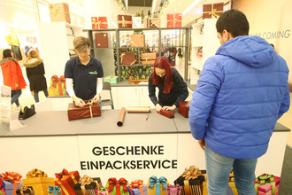 Die Glacis-Galerie in Neu-Ulm erleuchtet im weihnachtlichen Glanz