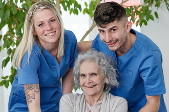 Neue generalistische Pflegeausbildung für die Caritas-Seniorenzentren in Augsburg