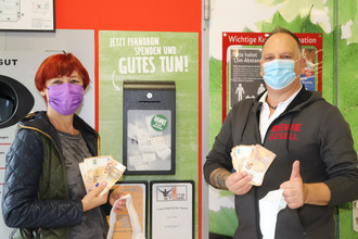 Rewe Gesell und seine Kunden spenden 700 Euro an die Young Stage
