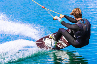 Chill and Wake am Friedberger Baggersee – Wasserskifahren, Wakeboarden und vielmehr