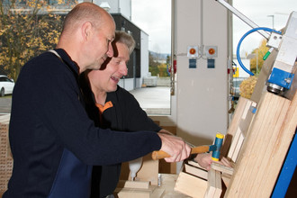 Schreinerei kommt zum Gegenbesuch ins Rathaus