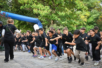 5.944 Runden für einen schöneren Pausenhof: Spendenlauf in Augsburg bringt 17.832 Euro