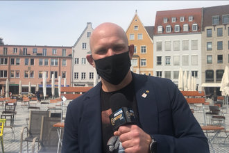 Torsten Petersen im Interview bei der Aktion „Leere Stühle“ auf dem Augsburger Rathausplatz