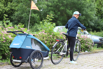 Kinder-Fahrradanhänger im Test: Thule, Croozer oder Qeridoo? Wer schneidet am besten ab?