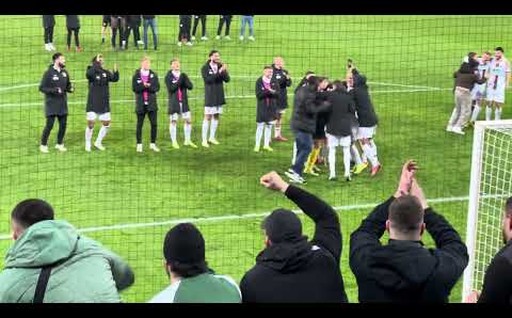 Die Ulrich-Biesinger-Tribüne feiert den 2:1 Sieg des FC Augsburg gegen den SC Freiburg