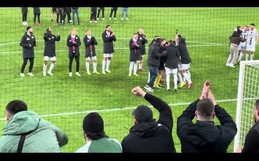 Die Ulrich-Biesinger-Tribüne feiert den 2:1 Sieg des FC Augsburg gegen den SC Freiburg
